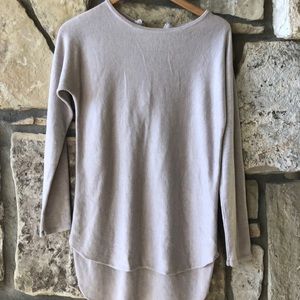 JOAN VASS - Beige high/low hem sweater with zipper